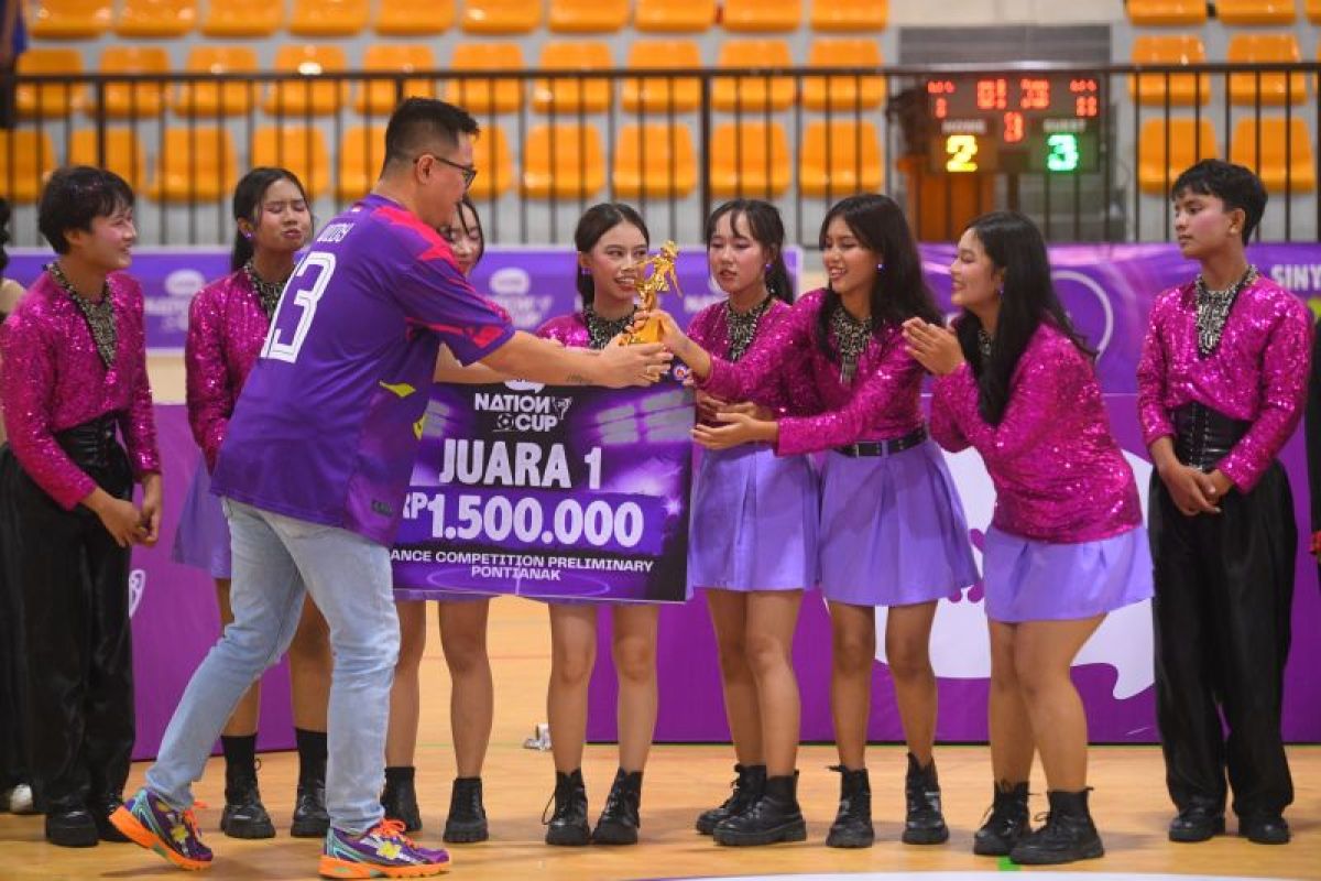 Tim AW Tetra SMAN 4 Pontianak  juara Kompetisi Dance AXIS Nation Cup 2025
