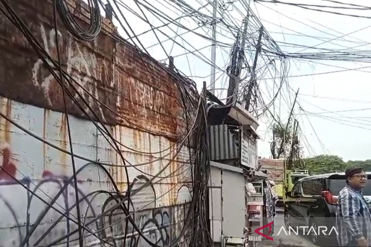 Dinas Bina Marga minta masyarakat aktif laporkan temuan kabel semrawut