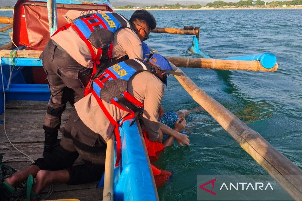 Tim SAR evakuasi dua wisatawan yang terseret ombak di pantai Garut