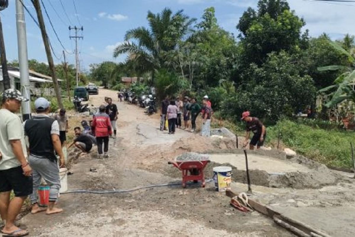 Warga Palangka Raya gotong royong perbaikan jalan wujud semangat isi kemerdekaan RI