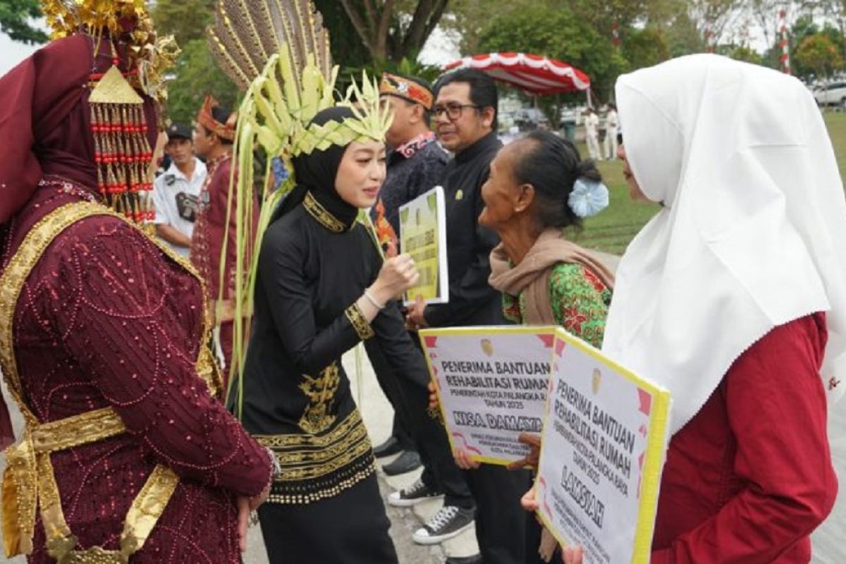 Pemkot Palangka Raya serahkan bantuan rehabilitasi rumah warga
