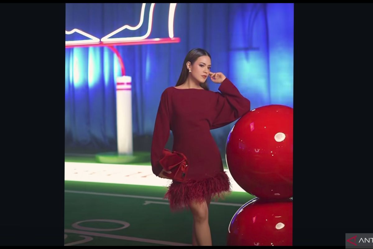 Raisa tampil dengan berbagai outfit di Paris Fashion Week