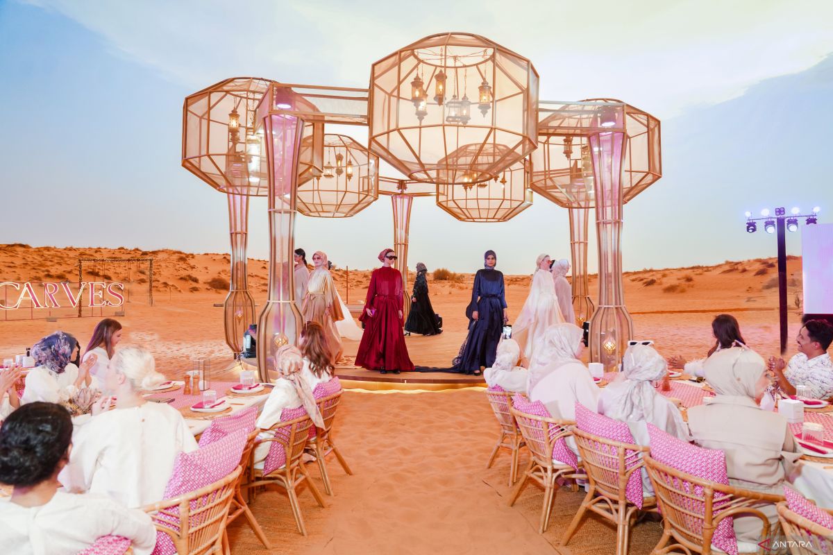 Jenama mode lokal gelar peragaan busana di gurun Dubai