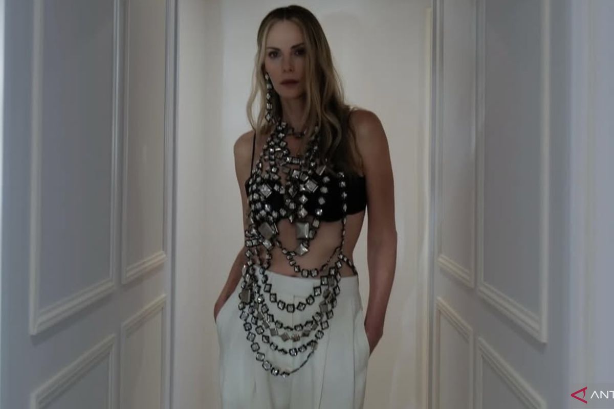 Charlize Theron tampil dengan untaian permata di Paris Fashion Week