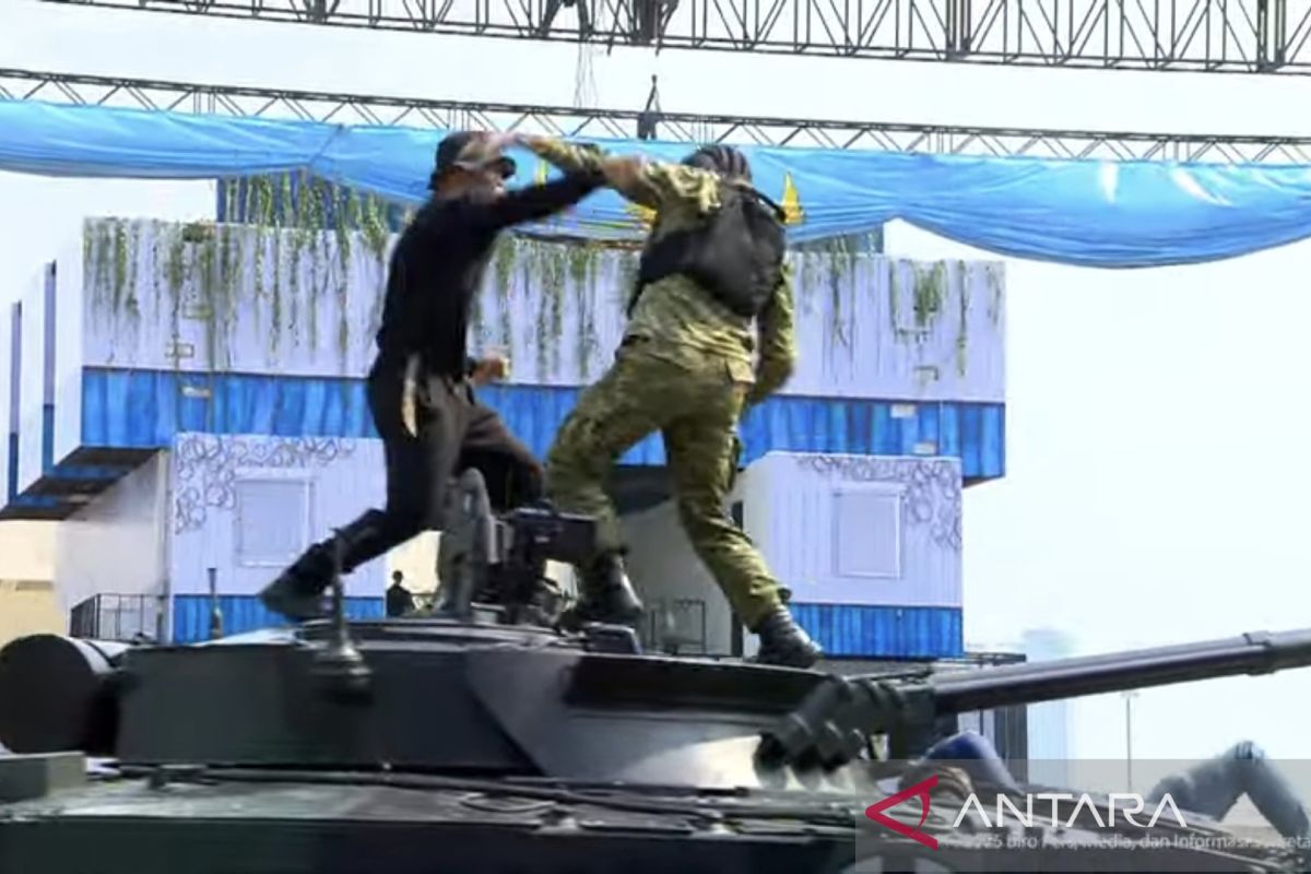 Prajurit TNI AD simulasi tarung di atas Tank BMP-3M saat HUT TNI