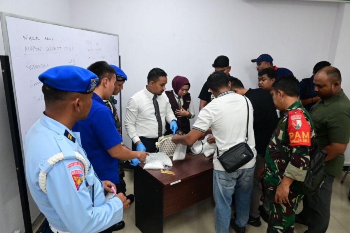 Petugas Bandara Pekanbaru gagalkan penyeludupan 2 kg sabu dari dua wanita