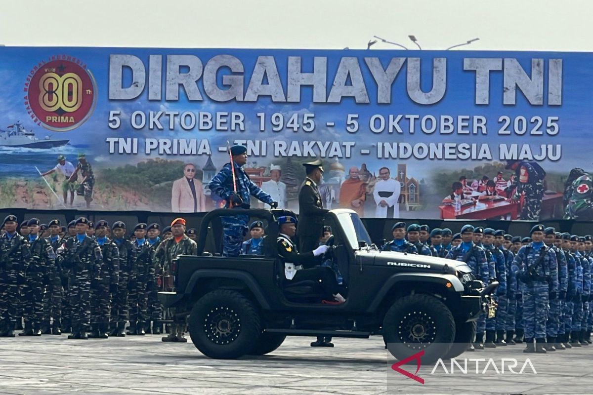 Atraksi paramotor meriahkan upacara HUT ke-80 TNI di Riau
