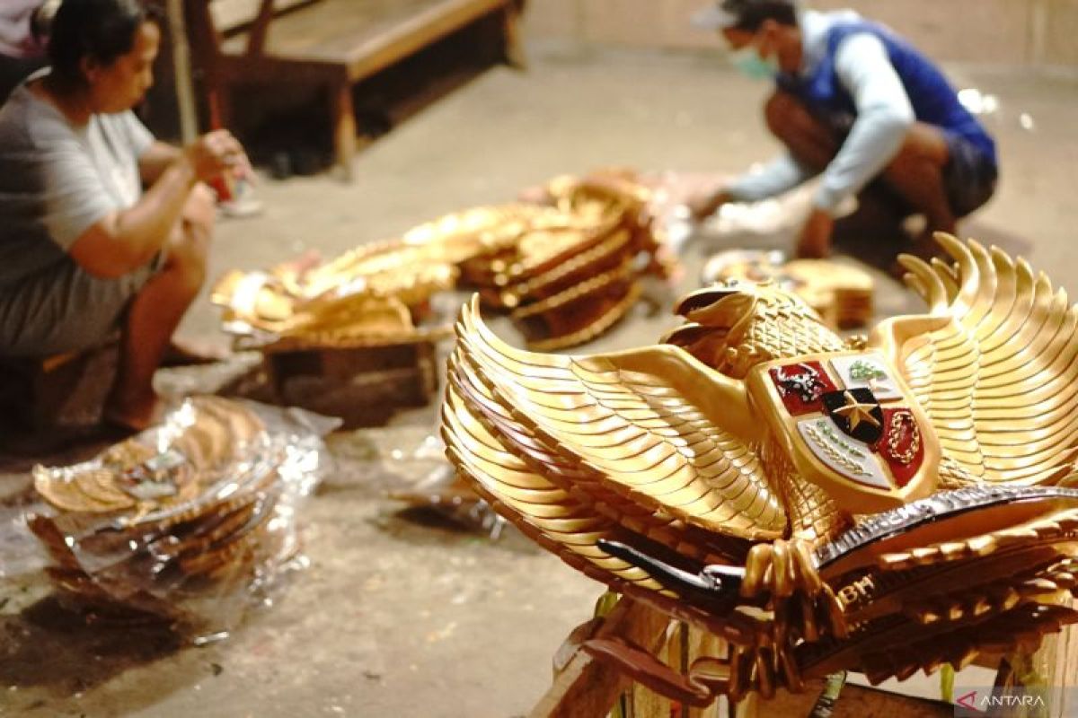 Pemuda di Blitar raup cuan puluhan juta berkat produksi patung lambang Garuda