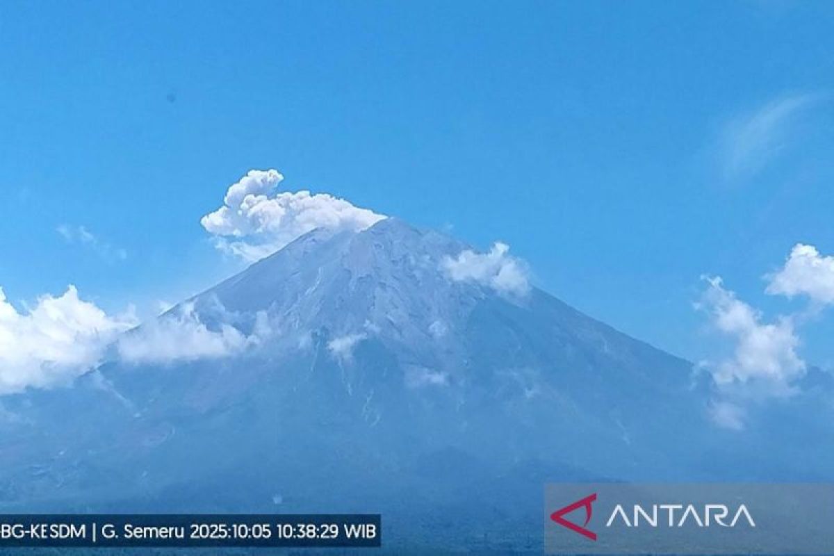 Gunung Semeru kembali erupsi empat kali pada Minggu