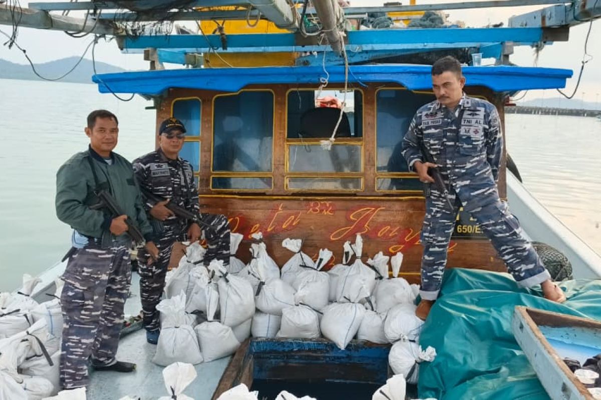 TNI AL Babel hentikan penyeludupan 143 karung timah