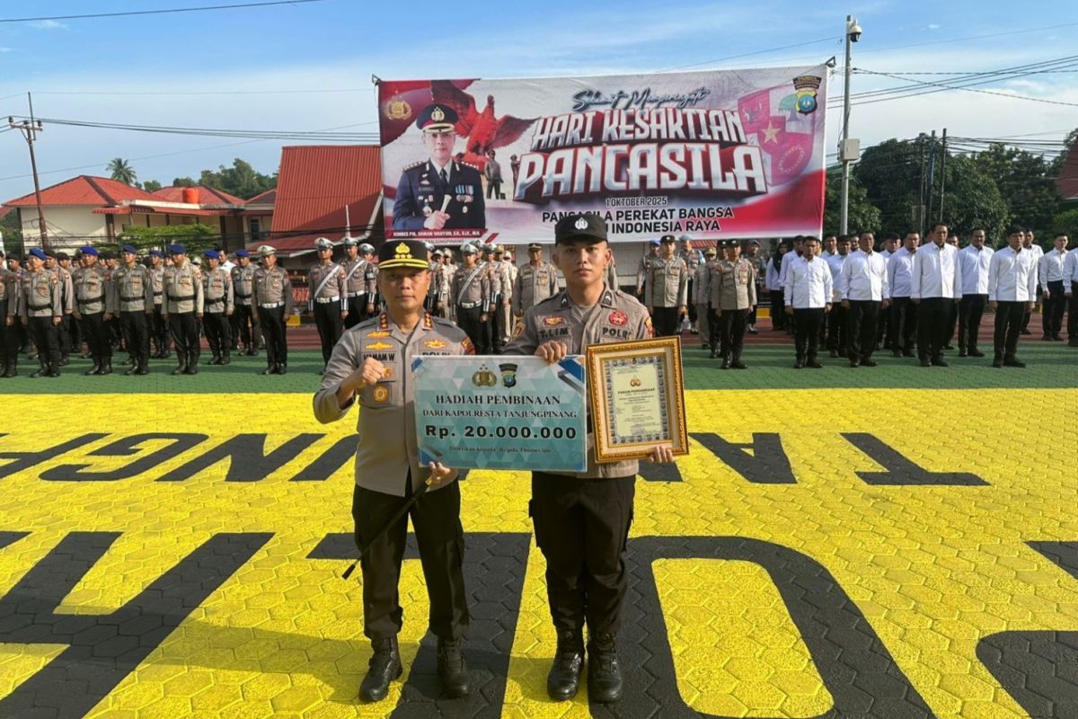 Polresta Tanjungpinang beri penghargaan kepada personel berprestasi di Pomnas