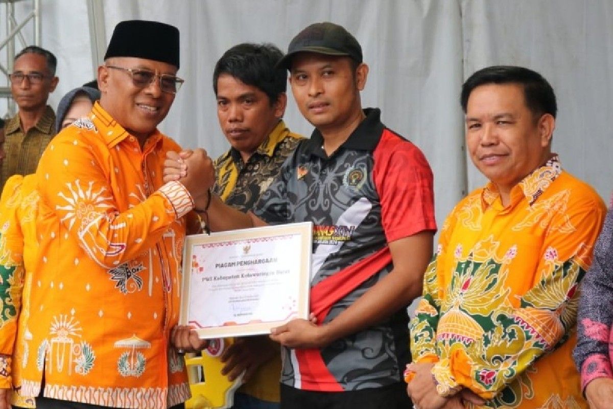 PWI terima penghargaan dari Pemkab Kobar
