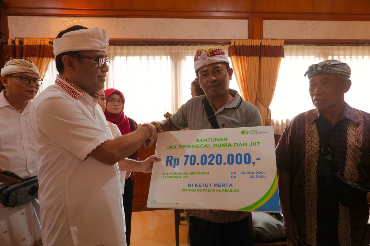 Wali Kota Denpasar berikan santunan JKK kepada korban banjir 