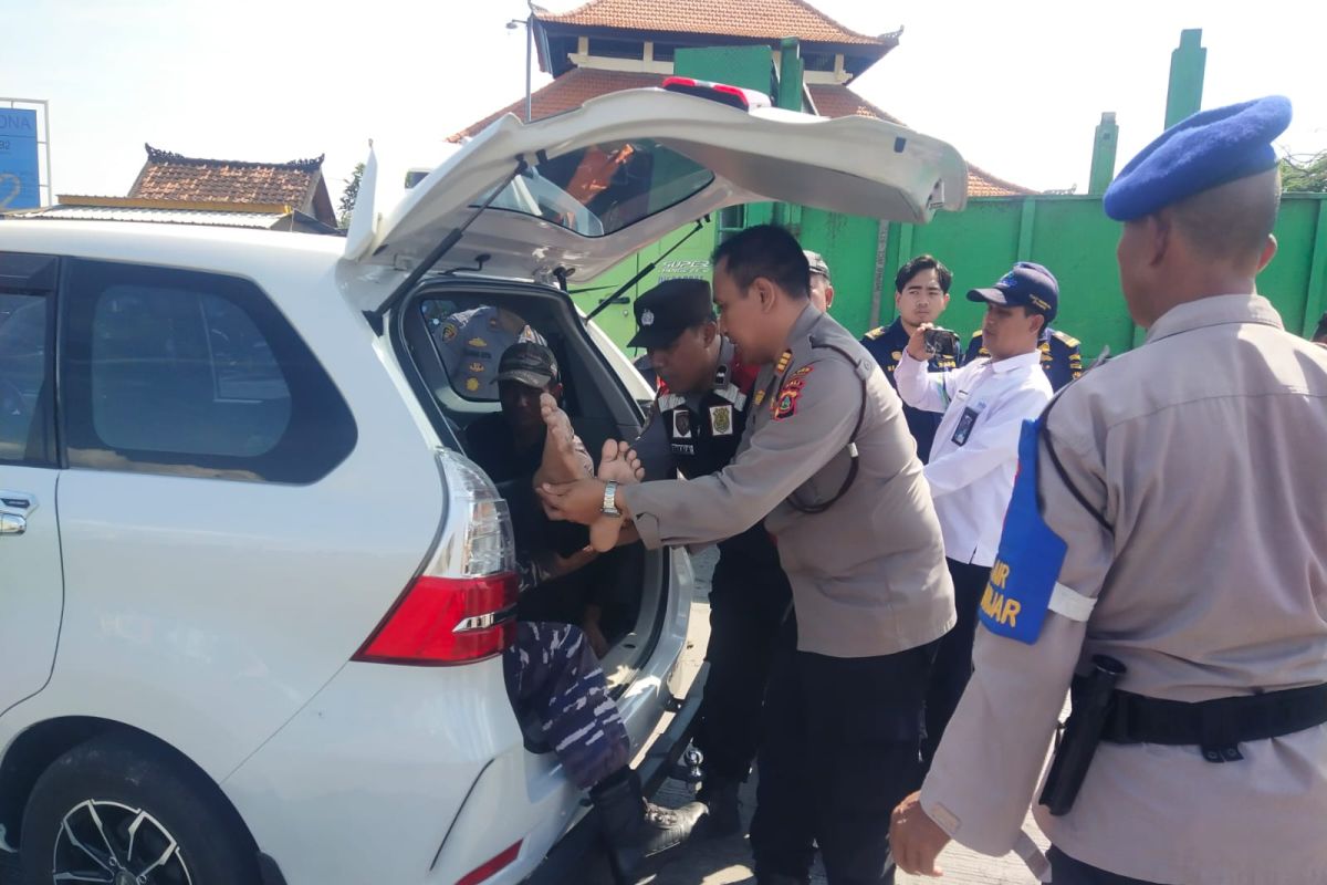 Nelayan Jembrana selamatkan penumpang kapal yang jatuh