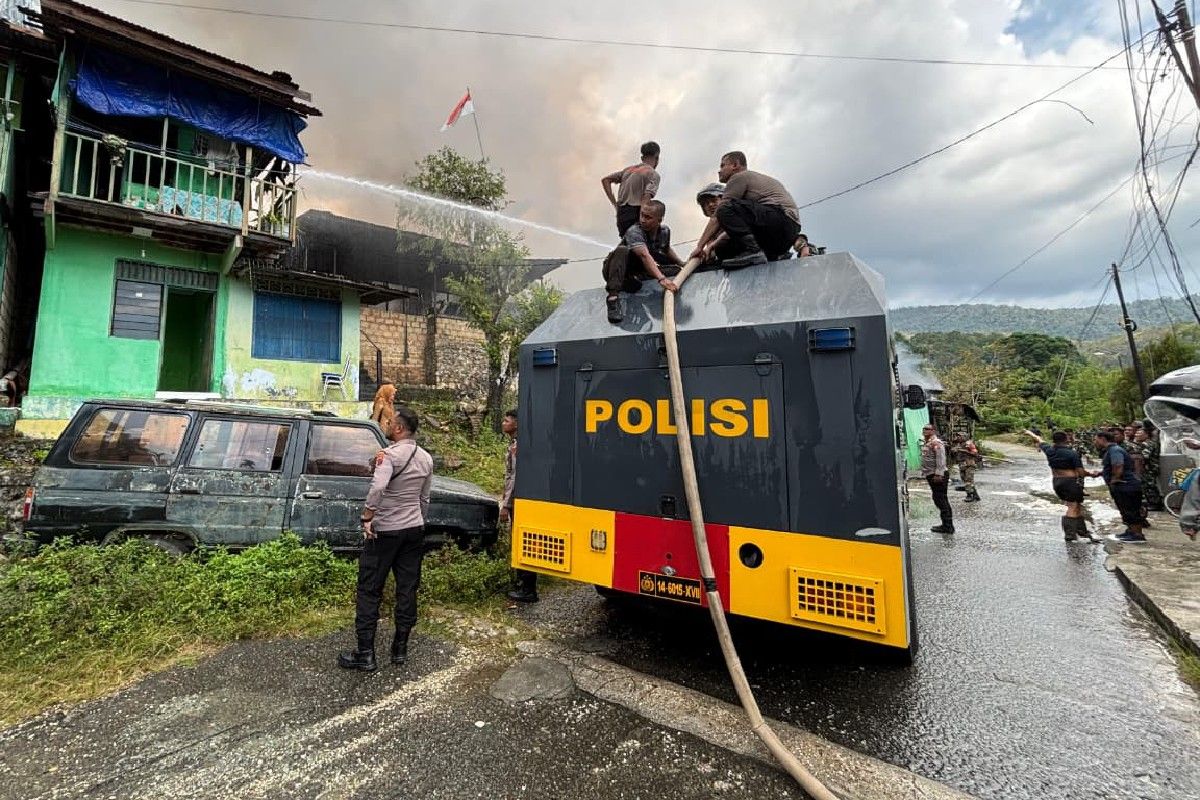Polisi bantu padamkan kebakaran hanguskan 22 rumah di Kodam Lama Jayapura