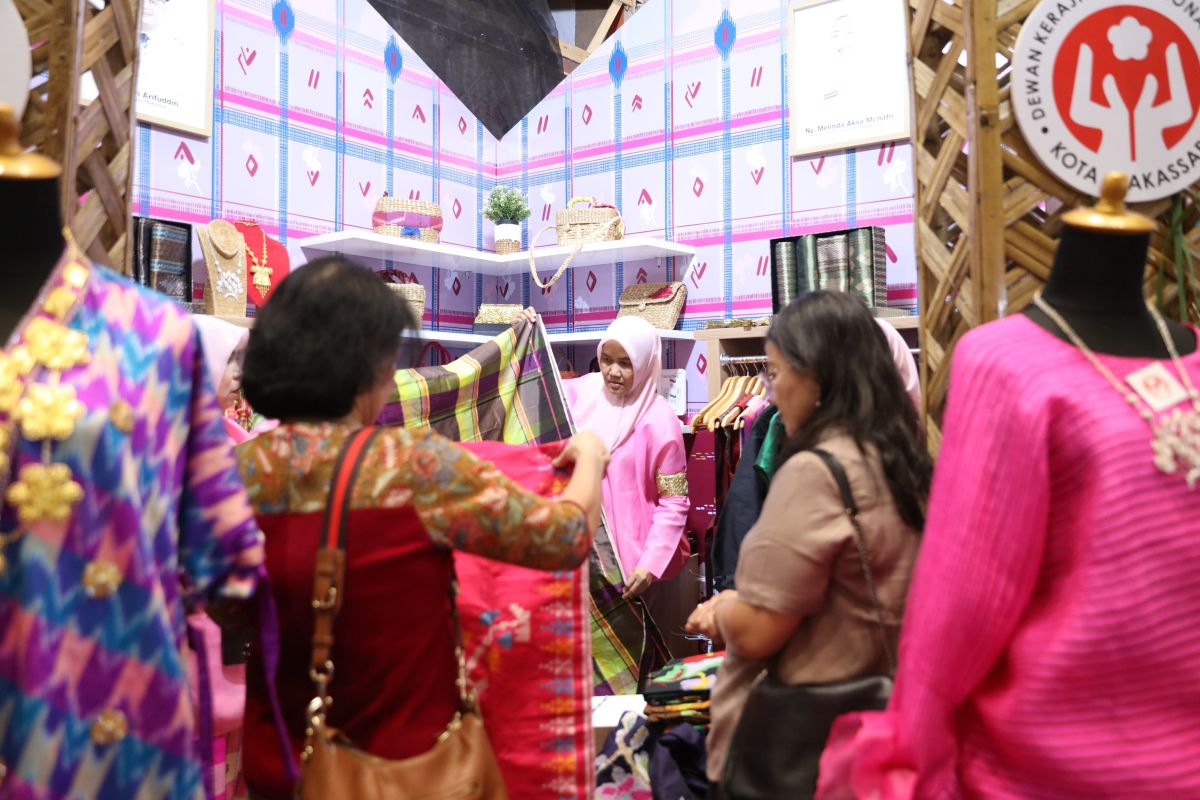 Dekranasda Makassar raup Rp75 juta selama INACRAFT 2025 di Jakarta