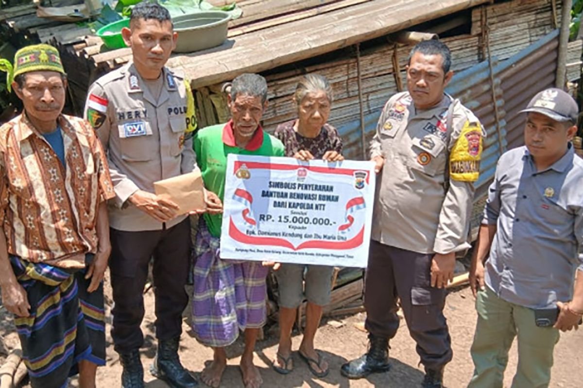 Kapolda NTT membantu pasangan lansia di Manggarai Timur renovasi rumah