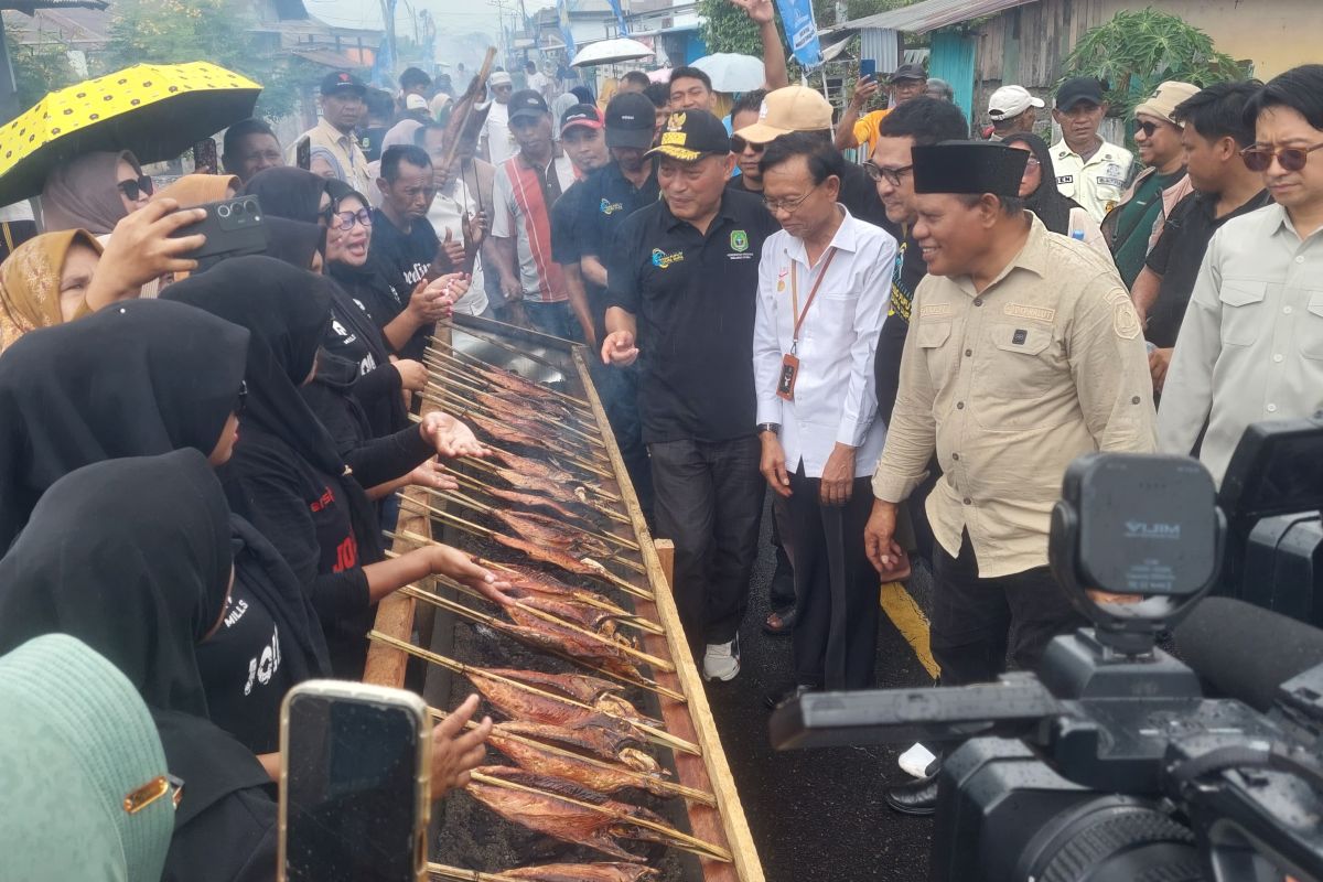 Festival ikan fufu di Ternate pecahkan Rekor MURI pengasapan ikan terbanyak