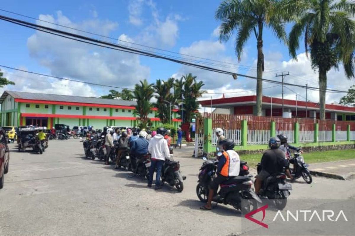 Anggota Polres Mimika kawal pengisian BBM di SPBU