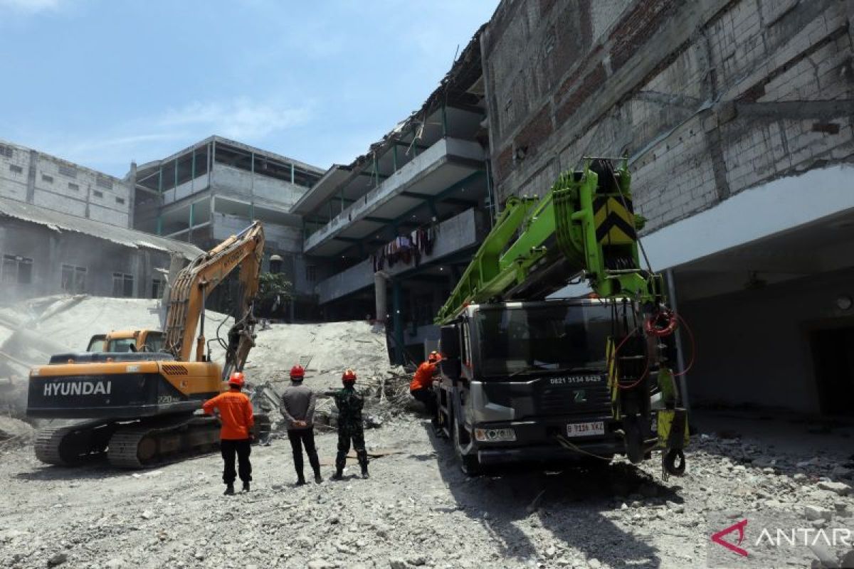 Tahap akhir evakuasi ponpes Al Khoziny masih ada 10 korban lagi