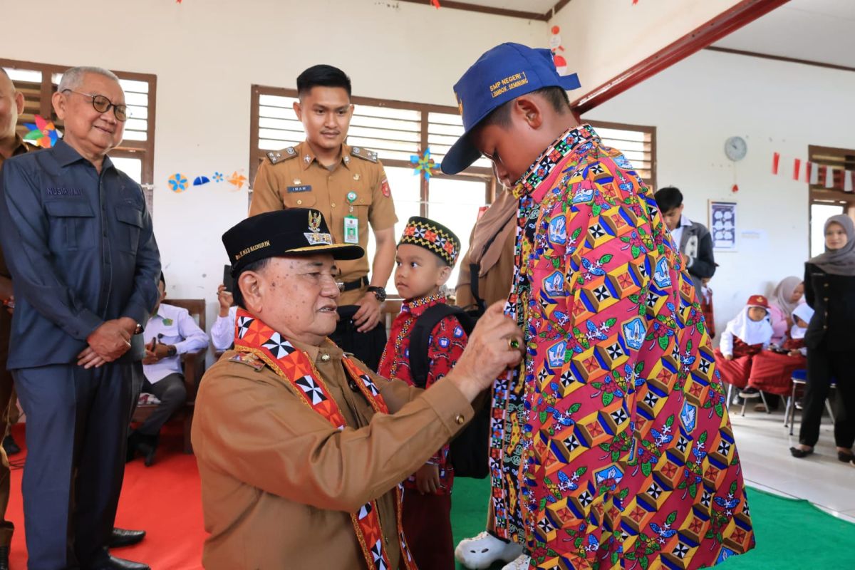 Wabup Lambar: Seragam gratis upaya memajukan dunia pendidikan