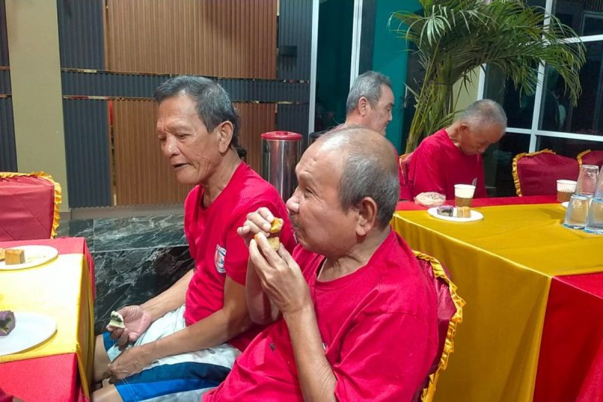 Kemeriahan Festival Mooncake 2025 di Singkawang sentuh pada lansia