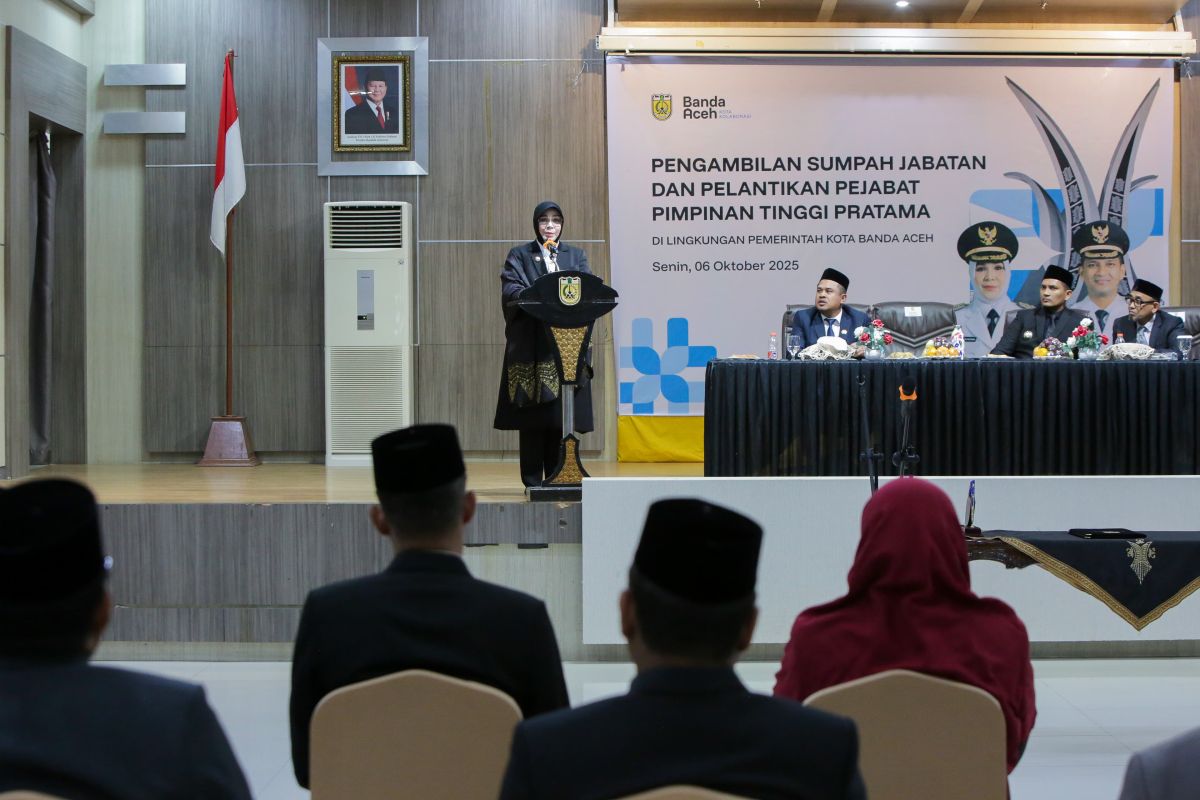 Lantik 17 pejabat, Illiza wajibkan OPD punya satu inovasi setiap tahun