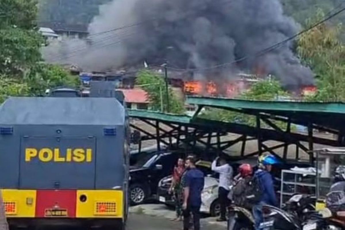 Quick Respon Polri bantu padamkan kebakaran di Kodam Lama Jayapura