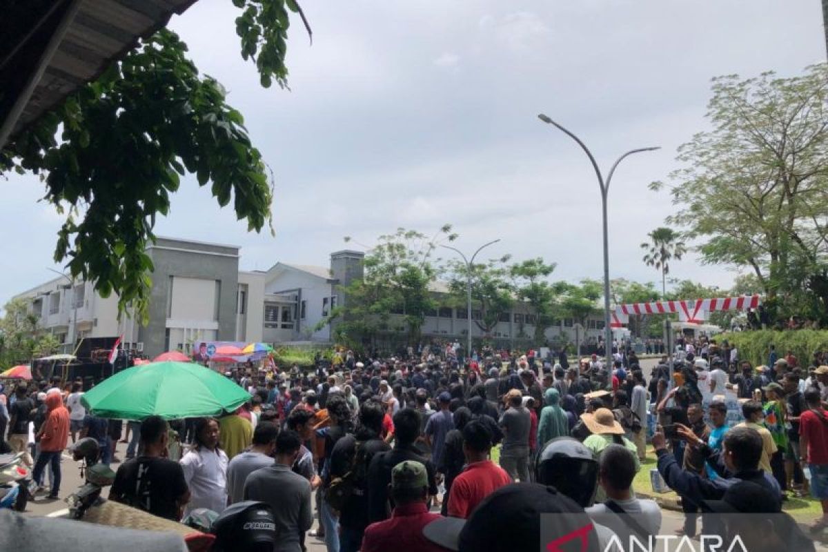 Massa aksi mulai padati depan gerbang PT Timah