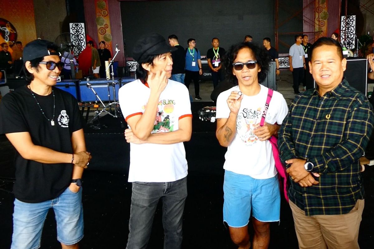Slank kolaborasi dengan 1.000 penari Festival Budaya Irau