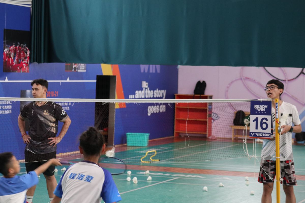 Melatih bulutangkis sampai ke China