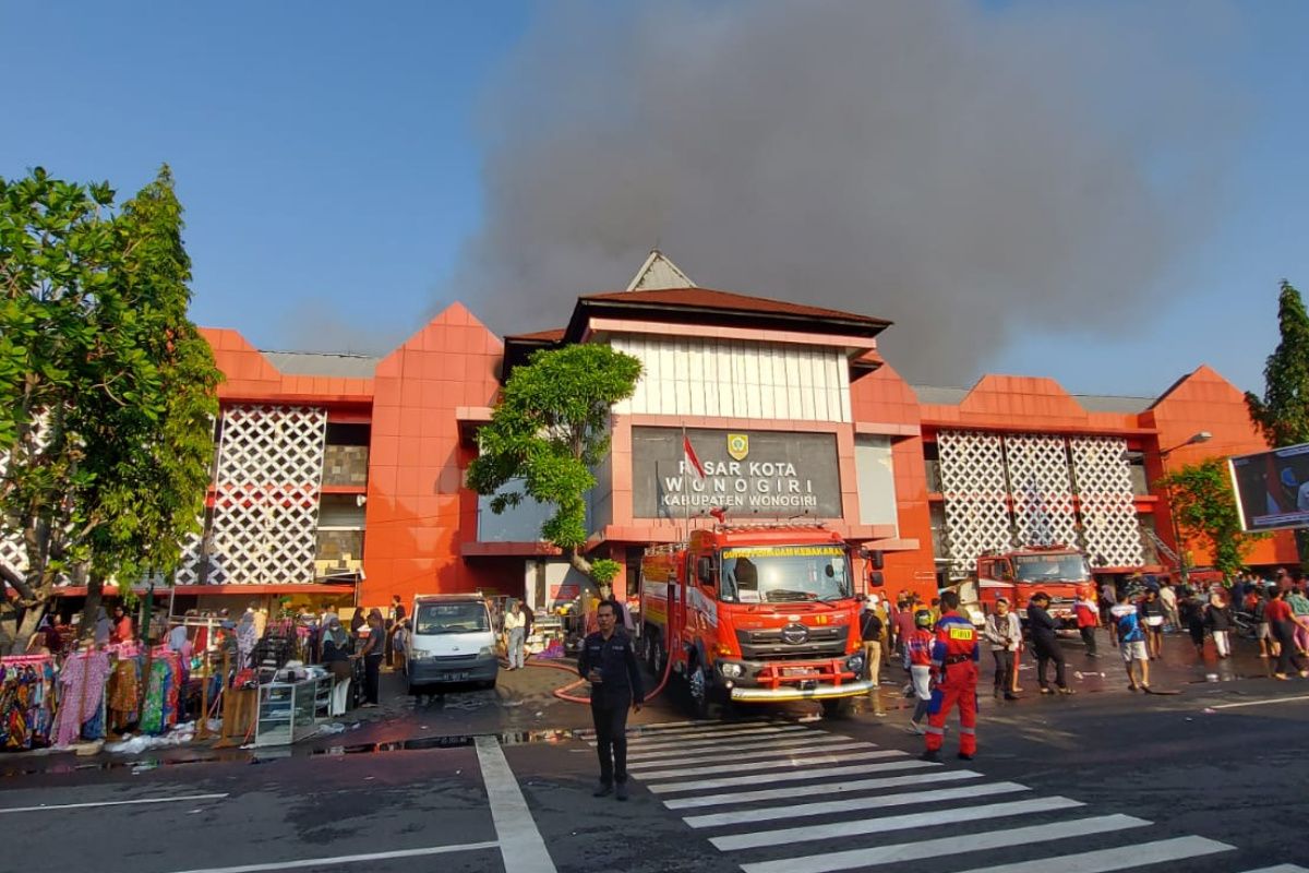 Pasar Wonogiri terbakar, belasan mobil pemadam dikerahkan