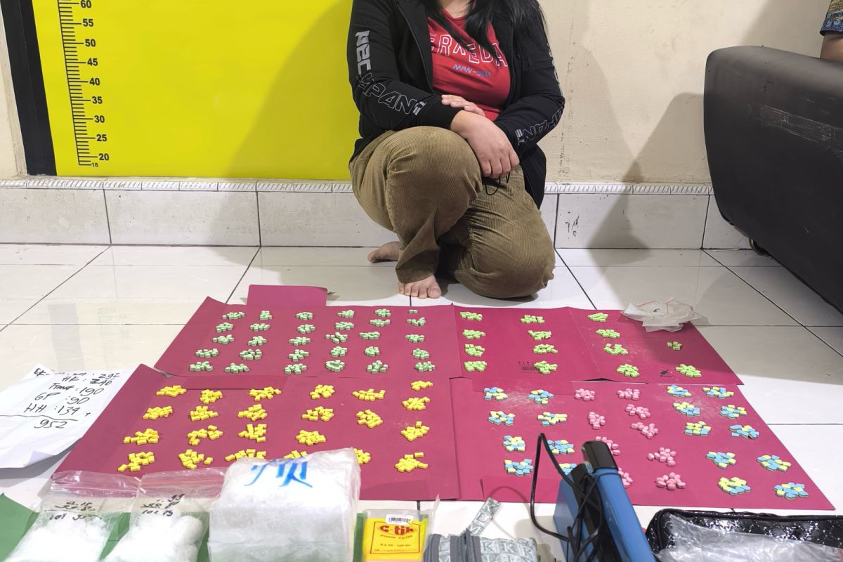 Polda Riau gagalkan peredaran 923 butir ekstasi dan 1,3 kilogram sabu