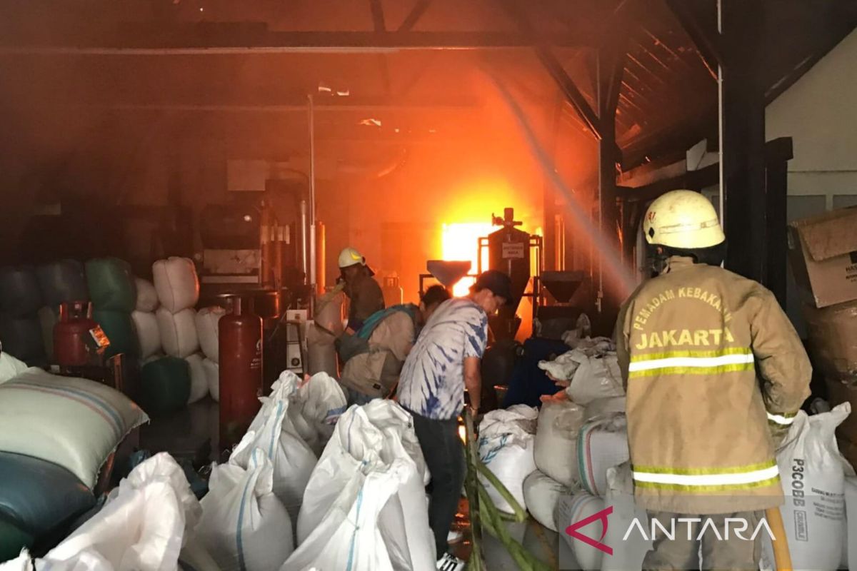 Kebakaran melanda pabrik kopi di Matraman Jaktim