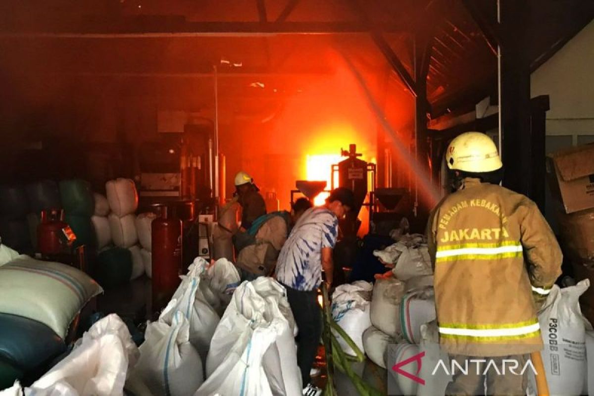 Kebakaran melanda pabrik kopi di Matraman Jaktim