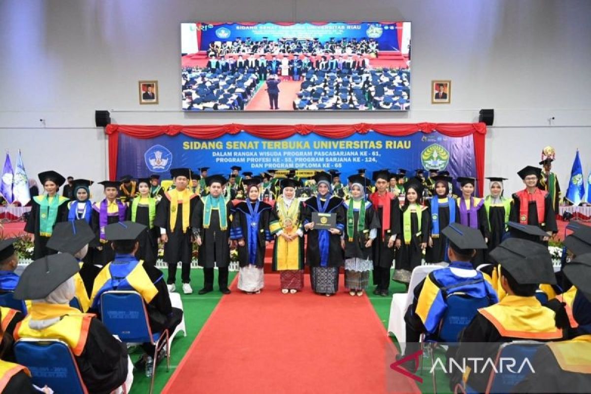 Kukuhkan 3.057 Wisudawan, Lulusan Unri Berdampak untuk Negeri