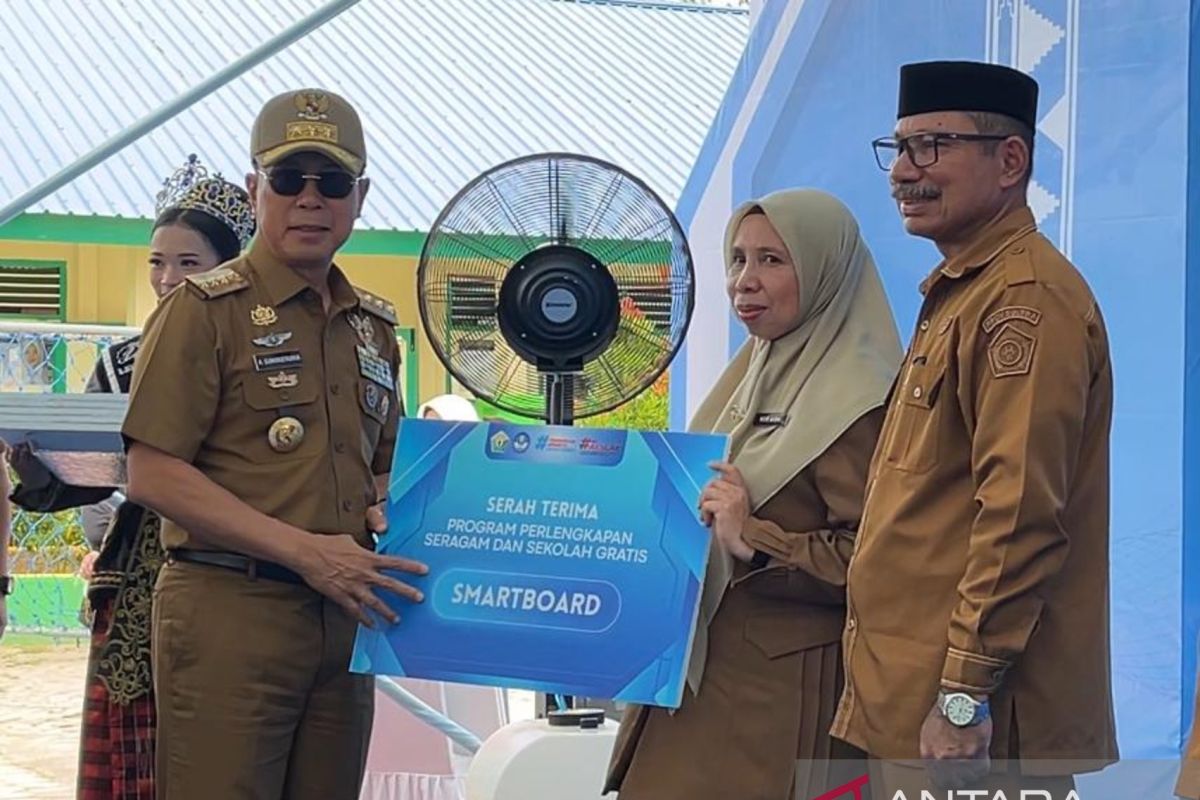 Gubernur bagikan bantuan 285 komputer dan 30 smartboard untuk SMA di Sultra