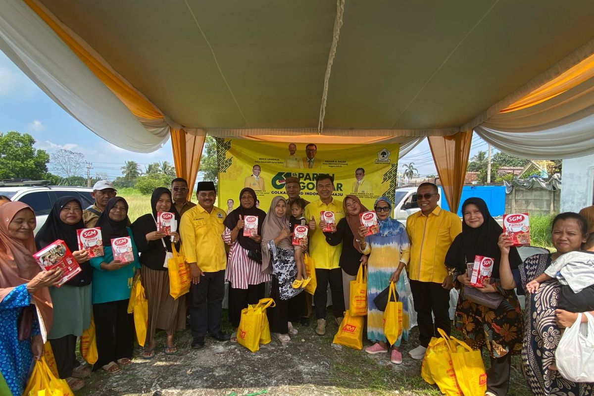 Partai Golkar gelar pasar murah dan bagikan susu kepada masyarakat Natar
