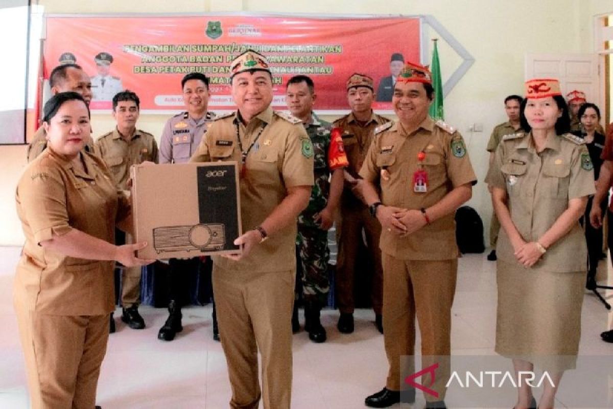 Wabup Kapuas serahkan bantuan pendidikan untuk dua sekolah di Timpah