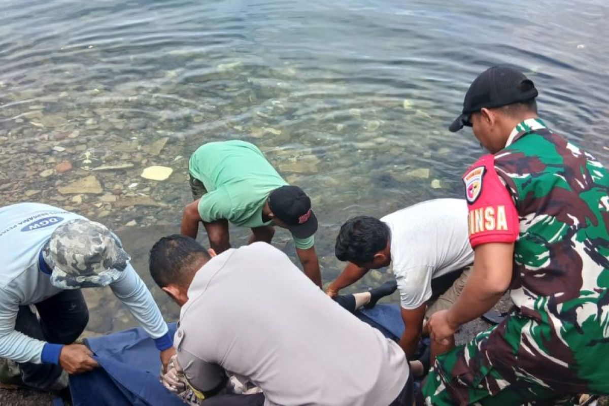Seorang warga Riau ditemukan mengapung di tepi Danau Maninjau