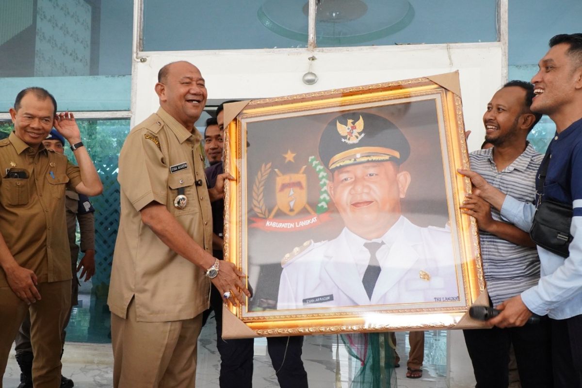 Puluhan orang dari Forum Tenaga Kesehatan R4 sampaikan terima kasih kepada Bupati