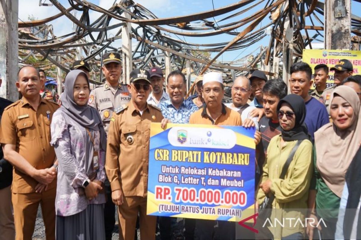 Kotabaru Regent hands over aid after Kemakmuran Market fire