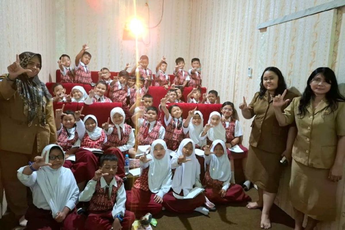 Disarpustaka Kapuas kenalkan fungsi perpustakaan kepada siswa SDN 5 Selat