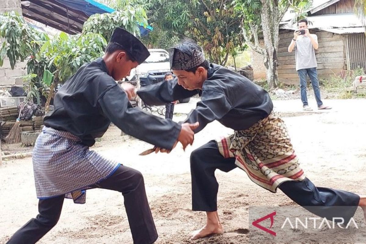 PT Eka Dura Indonesia Dukung Sanggar Seni Silek Kumango Lestarikan Warisan Adat