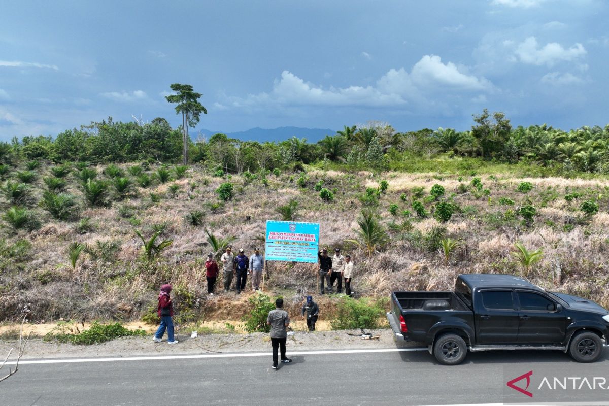 Pemkab Pasaman Barat pasang patok-plank merek amankan aset rest area Pelabuhan Teluk Tapang