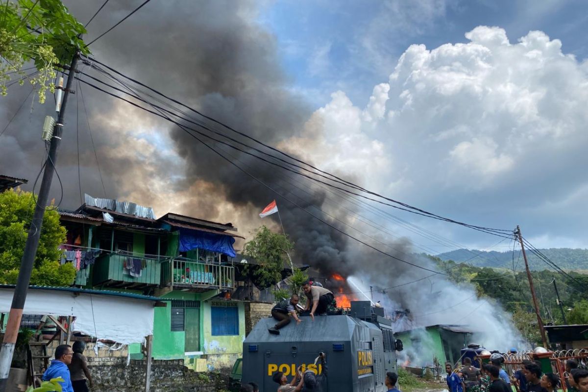 Polri bahu membahu bersama TNI padamkan kebakaran Kodam Lama Jayapura