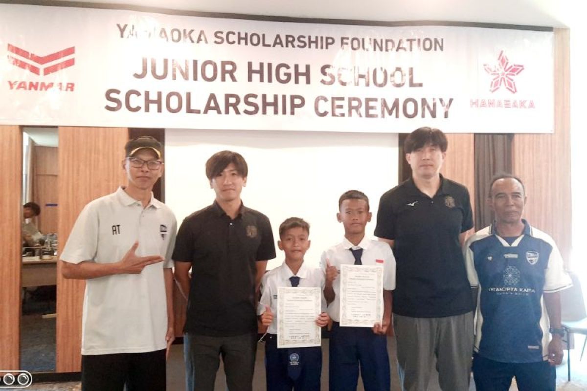 Dua bibit muda SSB Timah United Depok menerima beasiswa 3 tahun dari PT Yanmar Diesel Indonesia