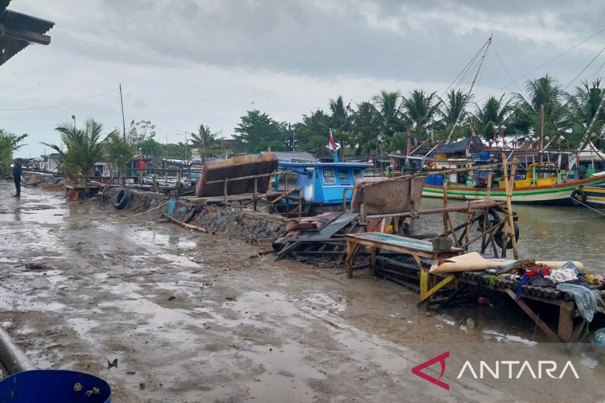 Siklus banjir rob dua kali dalam sebulan hantui warga pesisir Kota Serang Banten