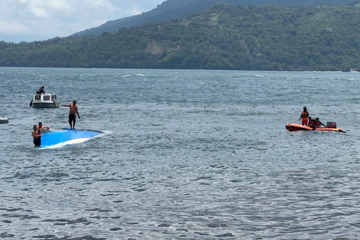 Longboat berpenumpang dua orang terbalik di perairan  Ternate