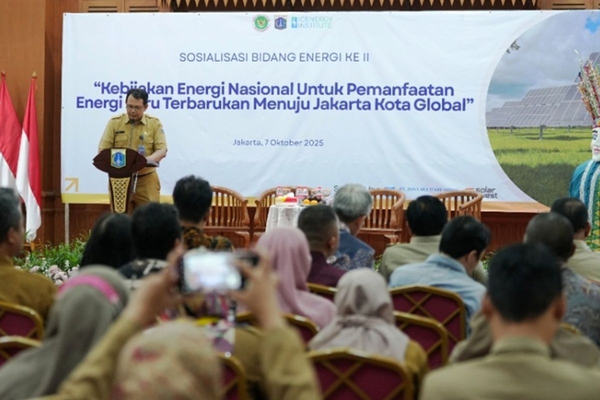 Jakbar hemat biaya dan tekan emisi lewat energi baru terbarukan